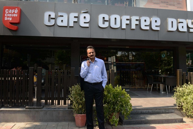 V.G. Siddharta di fronte alla sua prima caffetteria stile occidentale Café Coffee Day.