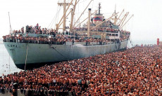 La nave Vlora, attraccata al porto di Bari, scarica immigrati albanesi.