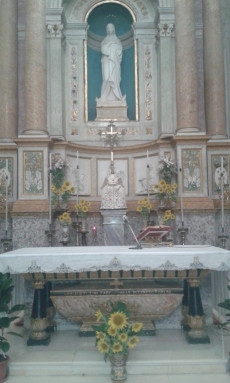L'altare nella chiesa