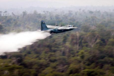 Nella foto di 'Agencia un Hercules C-130 sorvola una zona dell'Amazzonia scaricando acqua contro l'incendio..