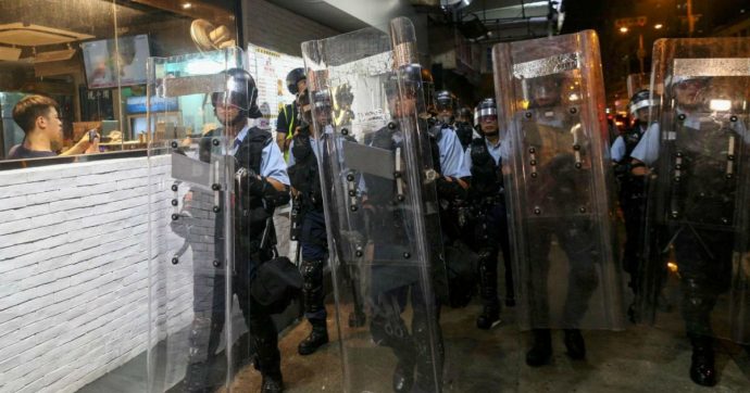 Poliziotti cinesi anti-proteste
