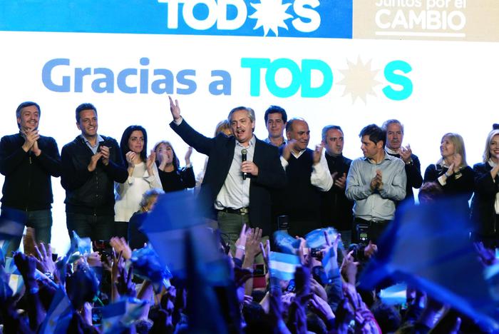 Alberto Fernandez si rivolge ai suoi sostenitori del Frente de Todos.