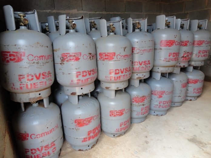 Bombona de gas para cocinar en Venezuela vale sobre 15 dólares - La Voce  d'Italia
