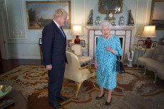 La regina Elizabetta II con il Primo Ministro britannico Boris Johnson.