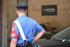 Carabinieri all'ingresso dell'albergo Meridien dove alloggiavano le due persone ascoltate dai carabinieri per l'omicidio di Mario Rega Cerciello, Roma.
