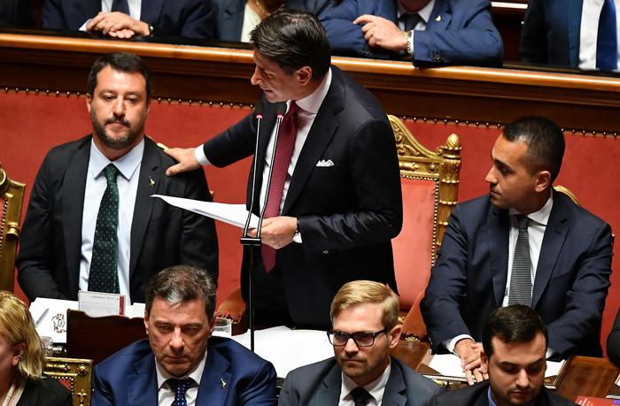 Il Primo Ministro Giuseppe Conte durante il suo discorso al Senato tra i vice Matteo Salvini e Luigi di Maio.