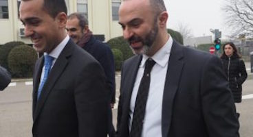Luigi di Maio con il consigliere comunale Massimo Bugani durante il suo giro elettorale.