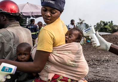 Gruppo di donne africane con bambino sulle spalle.