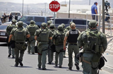 Ufficiali della Polizia intervengono contro l'attentatore al Walmart in El Paso, Texas.