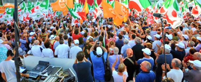 Una foto d'archivio di una Festa dell'Unità a Reggio Emilia, folla con le bandiere.