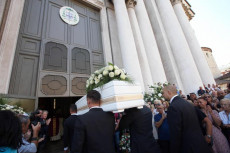 Brescia funerale Nadia Toffa, La bara portata a spalla entra in chiesa.
