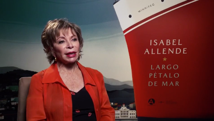 Isabel Allende a la copertina del suo libro "Lungo petalo di mare".
