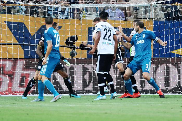 Giorgio Chiellini segna il gol dello 0'1 della Juventus sul Parma.