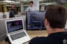 Sviluppatore di software al lavoro davanti al computer.