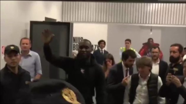 Romelu Lukaku saluta un gruppo di scatenati tifosi al suo arrivo a Milano