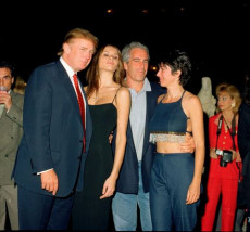 Ghislaine Maxwell (a destra in seconda fila) con il suo difunto fidanzato Jeffrey Epstein e la coppia Donadl Trump e Melania Knauss, all'epoca anch'essi fidanzati