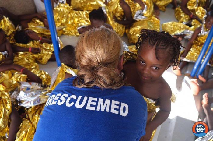 Il tweet della ong Mediterranea Saving Human con la foto di una bambina salvata in mare insieme a circa cento migranti, 28 agosto 2019.