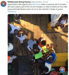 Il tweet della ong Mediterranea Saving Human con la foto di alcuni dei 22 bambini salvati in mare insieme a cica cento migranti.