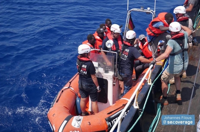 La nave Eleonore della Ong Lifeline "ha soccorso 101 persone a bordo di un gommone che stava affondando a 43 miglia da Al-Khoms", in Libia.