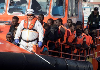 Migranti sbarcano a Lampedusa.