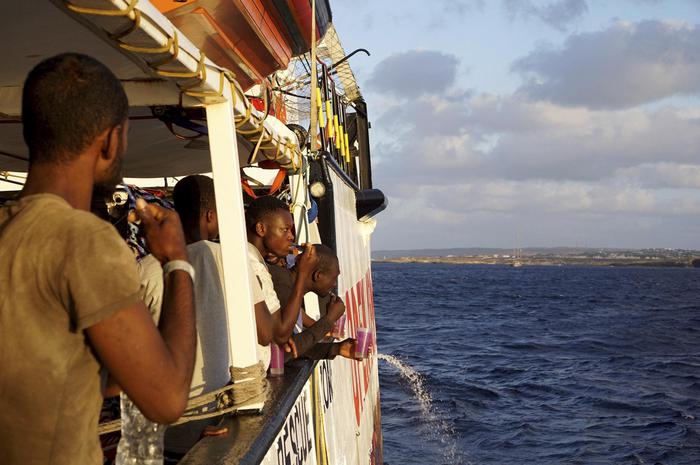 Migranti a bordo della Open Arms in vista di Lampedusa.
