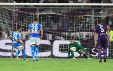 Lorenzo Insigne realizza il gol su rigore nella partita Fiorentina-Napoli.