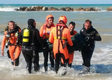 Sommozzatori portano a riva il corpo di uno dei due ragazzini dispersi in mare ad Ortona (Chieti) e poi trovati morti.