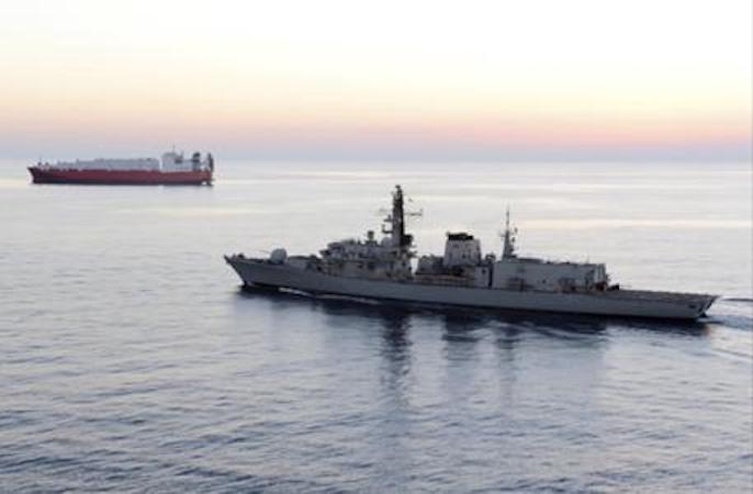 La fregata inglese HMS Montrose scorta una petroliera di passaggio nello Stretto di Hormuz.