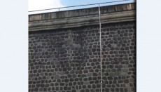 La corda sul muro servita al detenuto per evadere dal carcere di Poggioreale.