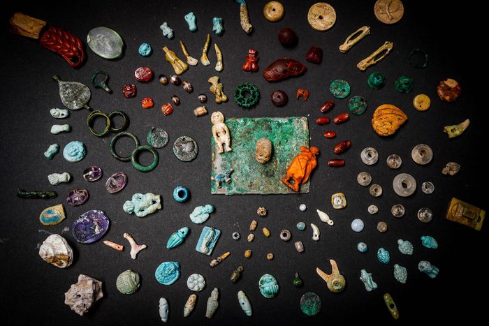 Pompei, nel tesoro ambre e amuleti, bamboline, falli, campanelle