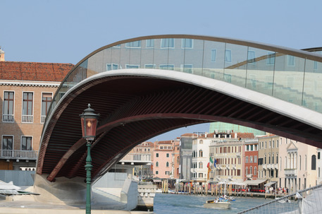 Un' immagine del ponte della Costituzione, quarto ponte sul Canal grande a Venezia, progettato dall'architetto spagnolo Santiago Calatrava