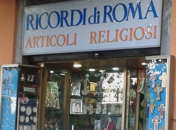 Un negozio di oggetti religiosi per souvenir a Roma