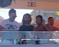 Matteo Salvini torna in consolle al Papeete beach di Milano Marittima a torso nudo, in costume da bagno