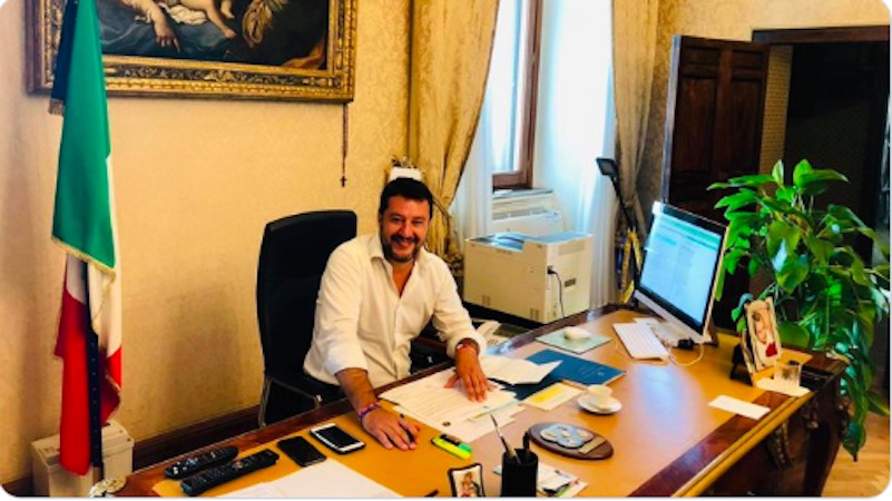 Il ministro Matteo Salvini in diretta FB dal suo ufficio al Viminale.