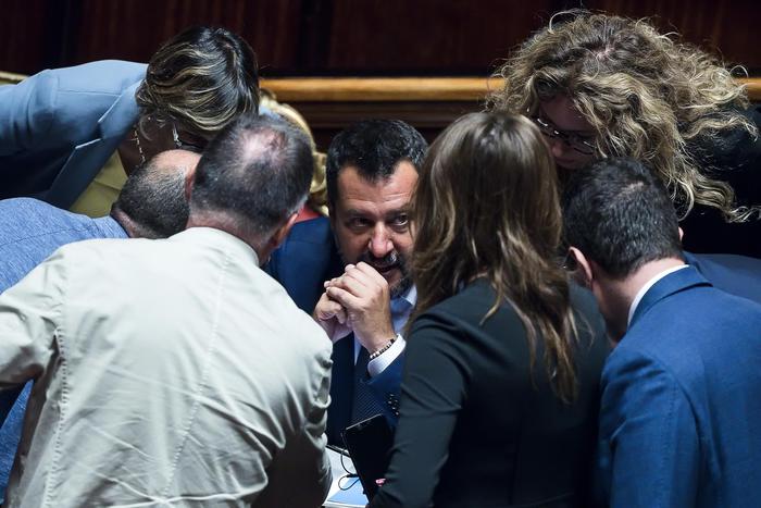 Il vice Premier e ministro dell'Interno, Matteo Salvini, circondato dai senatori della Lega durante le votazioni in Senato a favore della Tav.
