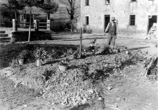 Una foto storica del museo della resistenza di Stazzema: la sepoltura nel 1944 nel piazzale della chiesa.
