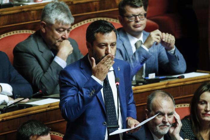 Il "bacione" di Matteo Salvini durante il suo intervento al Senato.