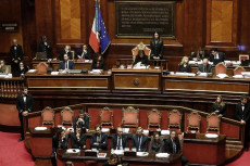 Un'immagine della presidenza del Senato e nella parte centrale i banchi riservati al Governo e i suoi ministri.
