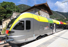 Treno Obb delle Dolomiti fermo in stazione.