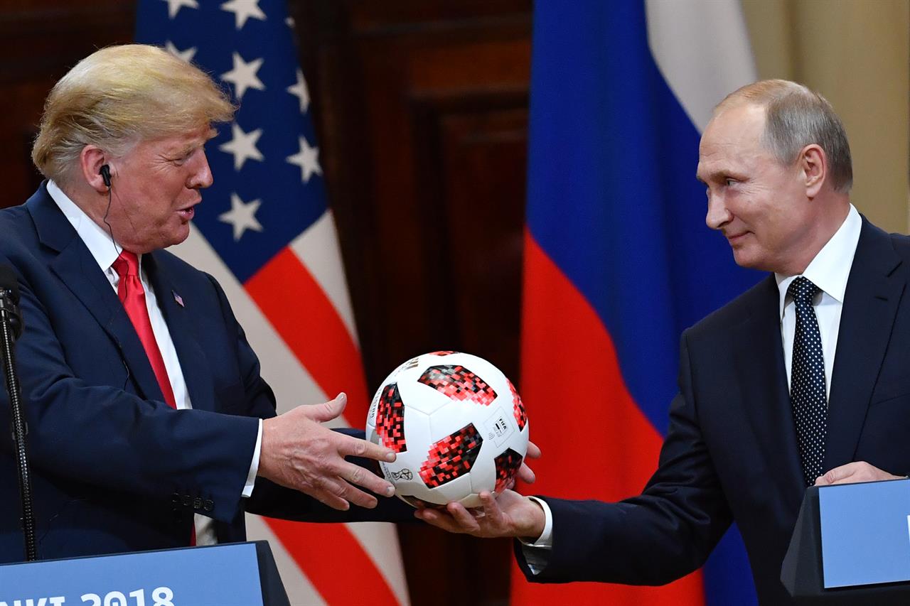 Donald Trump riceve in regalo da Vladimir Putin il pallone del Mondiale di Calcio Russia 2018.