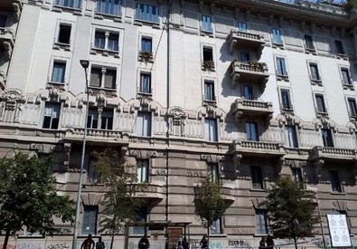 La facciata del palazzo a Milano.