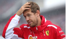 L'ex pilota della Ferrari Sebastian Vettel si passa la mano sulla testa.