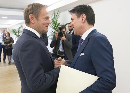 Il presidente del Consiglio Giuseppe Conte con Donald Tusk a Bruxelles.