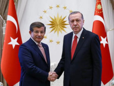 Il Presidente della Turchia Recep Tayyip Erdogan stringendo la mano al Primo ministro Ahmet Davutoglu nel maggio del 2016.