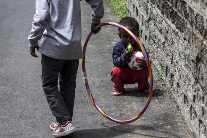 Un bambino immigrato gioca per strada