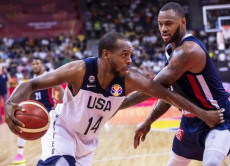 L'americano Khris Middleton in azione contro il francese Rudy Gobert nella partita del Mondiale di basket in Cina.