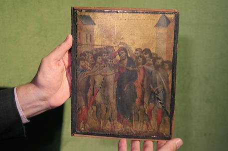 L'esperto Stephane Pinta mostra il pannello attribuito al Cimabue.