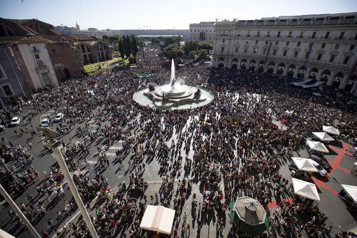 Studenti romani in piazza durante la manifestazione Global Strike for Climate.