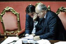 Il presidente del Consiglio Giuseppe Conte (S) e il ministro dell'Economia Roberto Gualtieri in Senato durante voto sulla fiducia al Governo,