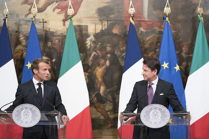 Il Presidente del Consiglio, Giuseppe Conte, ha ricevuto il Presidente della Repubblica francese, Emmanuel Macron, con il quale ha tenuto dichiarazioni alla stampa.